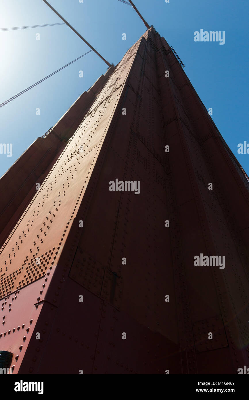 La torre sud del Golden Gate Bridge contro un cielo blu chiaro. Foto Stock