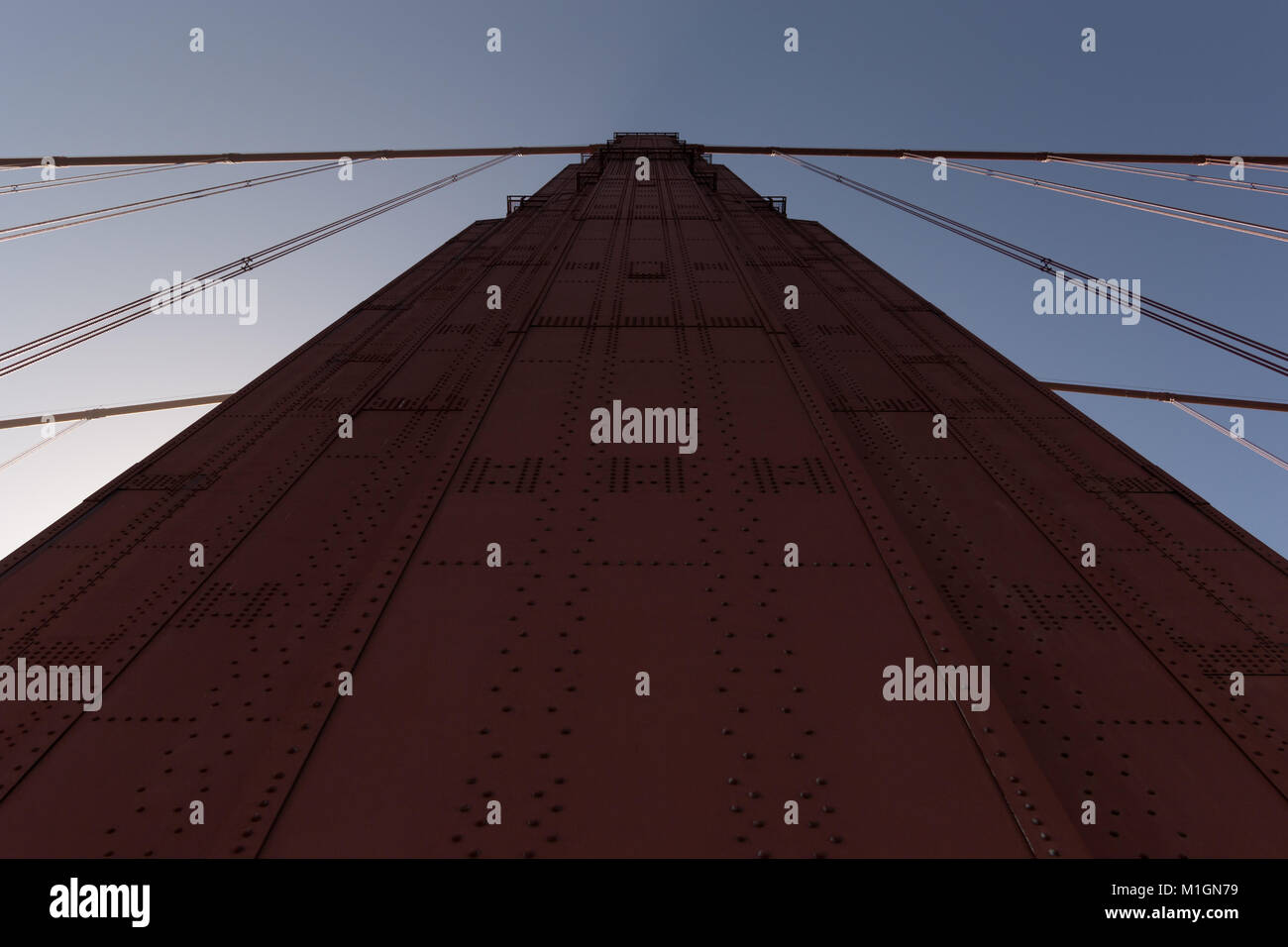 La torre sud del Golden Gate Bridge contro un cielo blu chiaro. Foto Stock