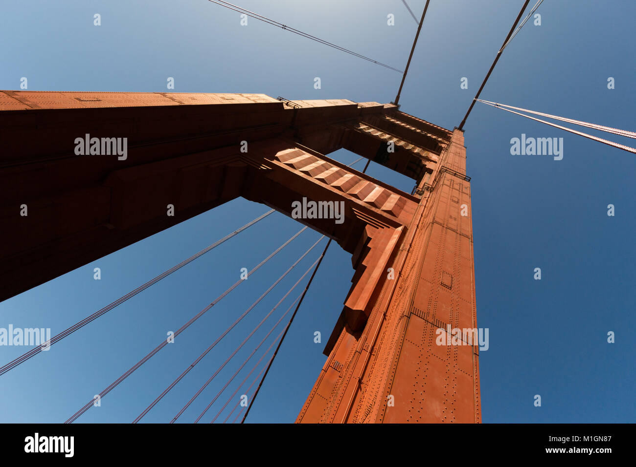 La torre sud del Golden Gate Bridge contro un cielo blu chiaro. Foto Stock