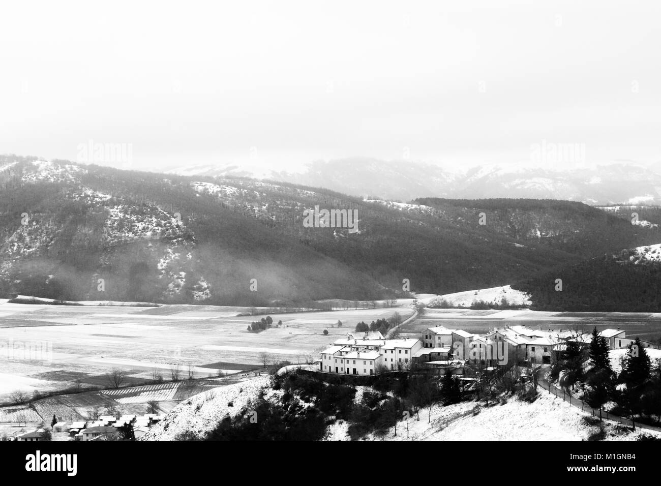 Vista di Annifo town, nei pressi di Colfiorito (Umbria), in pieno inverno la neve. Questa cittadina è stata gravemente danneggiata dal terremoto del 1997 Foto Stock