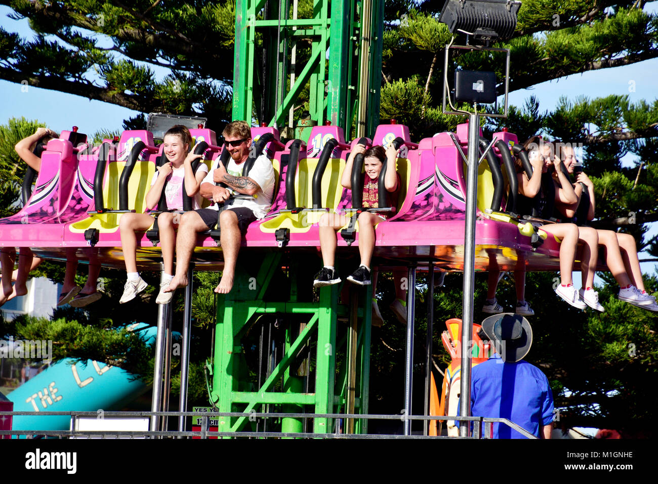 I BAMBINI SI DIVERTONO CON UN GIRO NEL PARCO DIVERTIMENTI Foto Stock