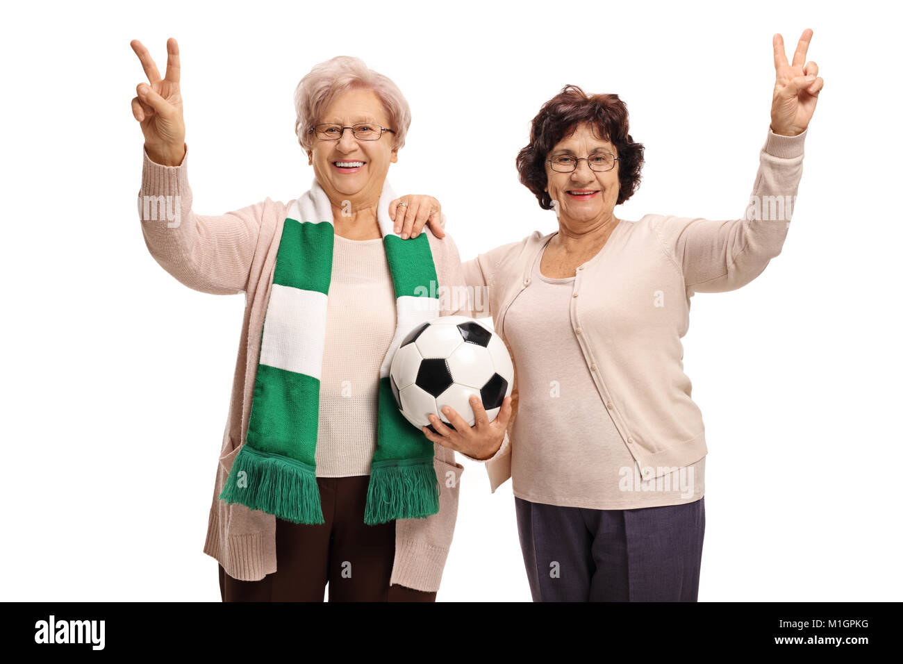 Anziani appassionati di calcio rendendo la vittoria di gesti isolati su sfondo bianco Foto Stock