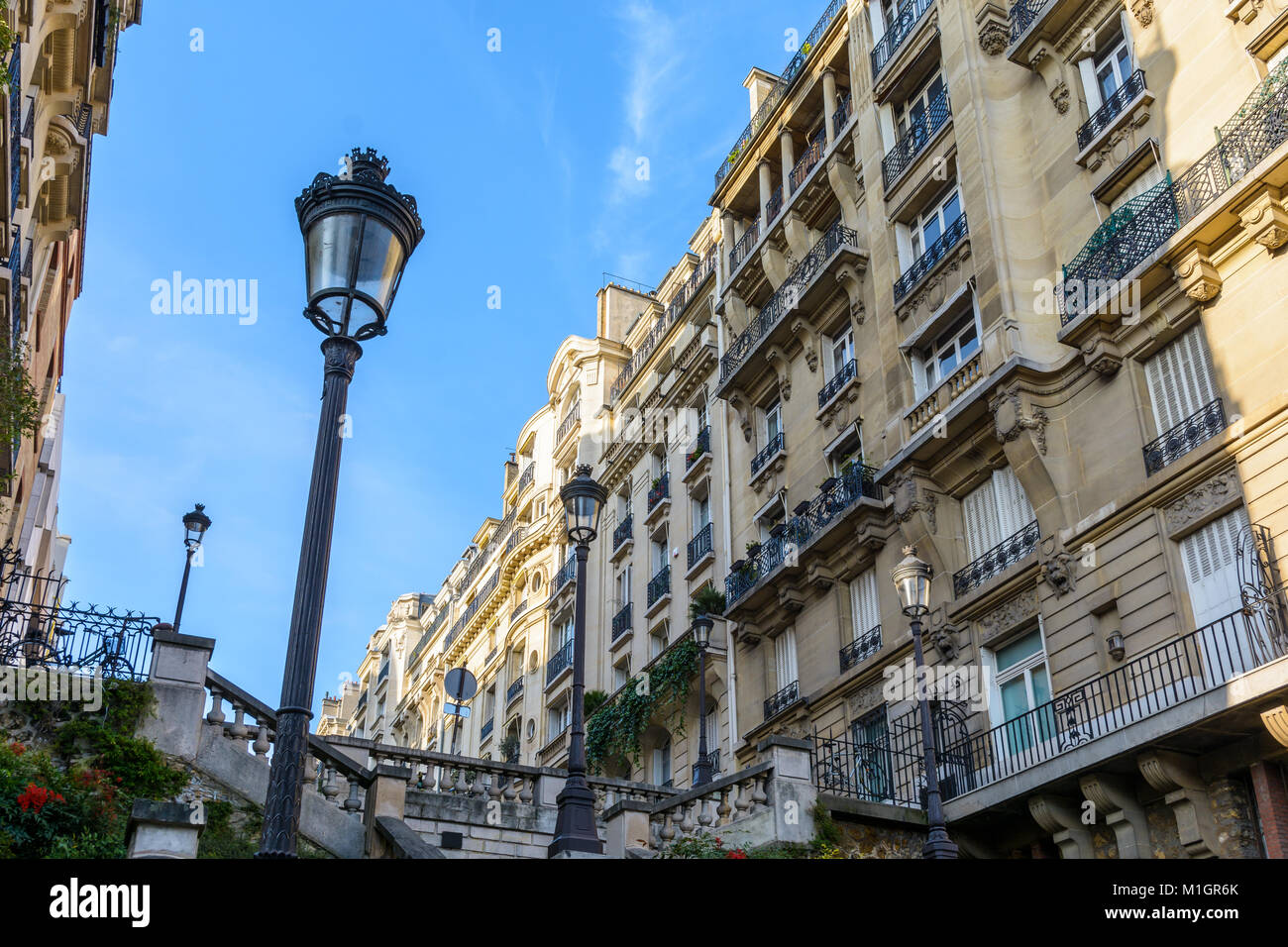 Basso angolo di vista opulento-cercando, in stile Haussmanniano edifici in eleganti quartieri di Parigi, con periodo le luci di strada in primo piano contro Foto Stock