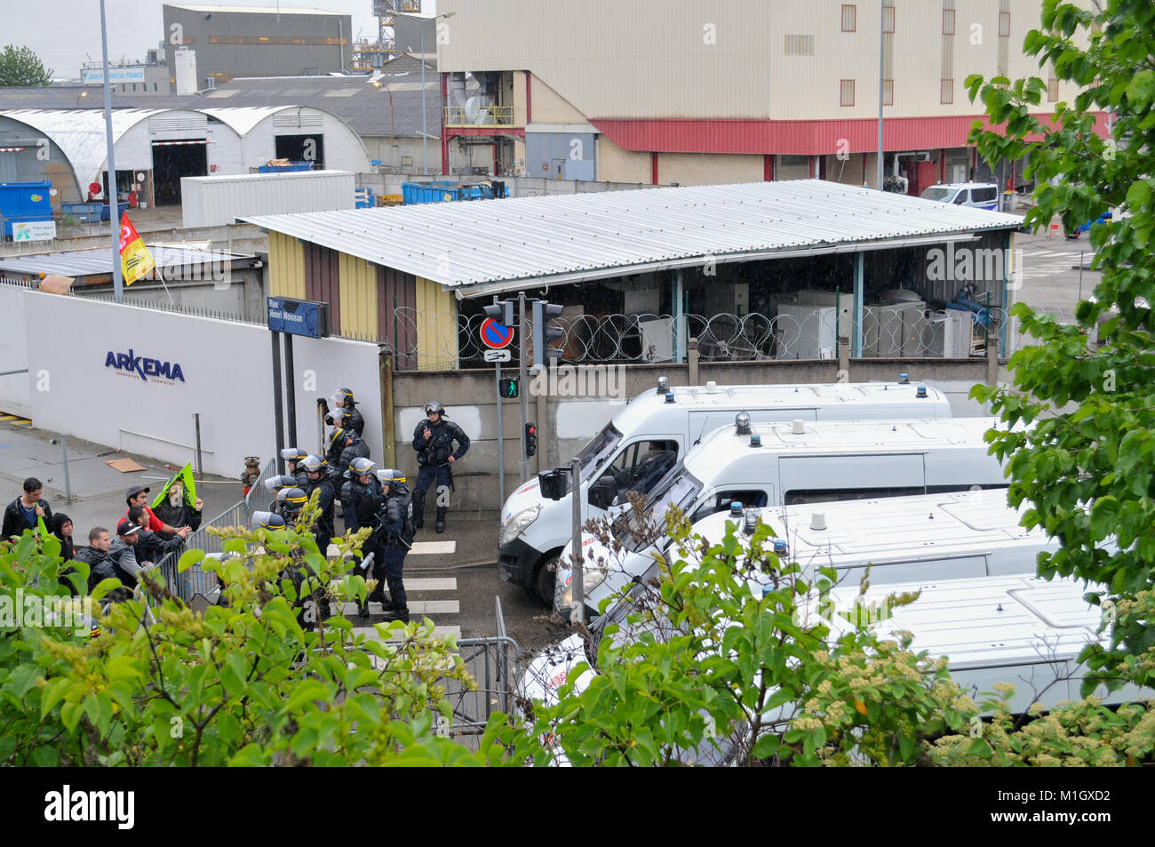 La polizia antisommossa monta guardia ad Arkema vegetale", Pierre-Benite, Francia Foto Stock