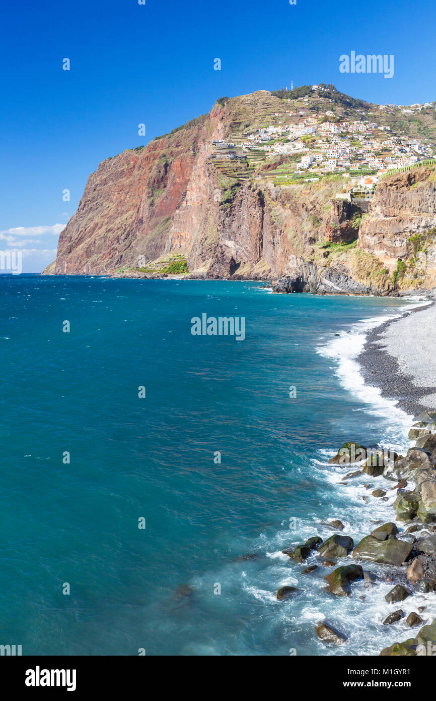 Madeira Portogallo Madeira vista verso Cabo Girao uno dei la più alta del mondo scogliere sul mare da Camara de Lobos costa sud di Madeira, Portogallo, UE, Europa Foto Stock