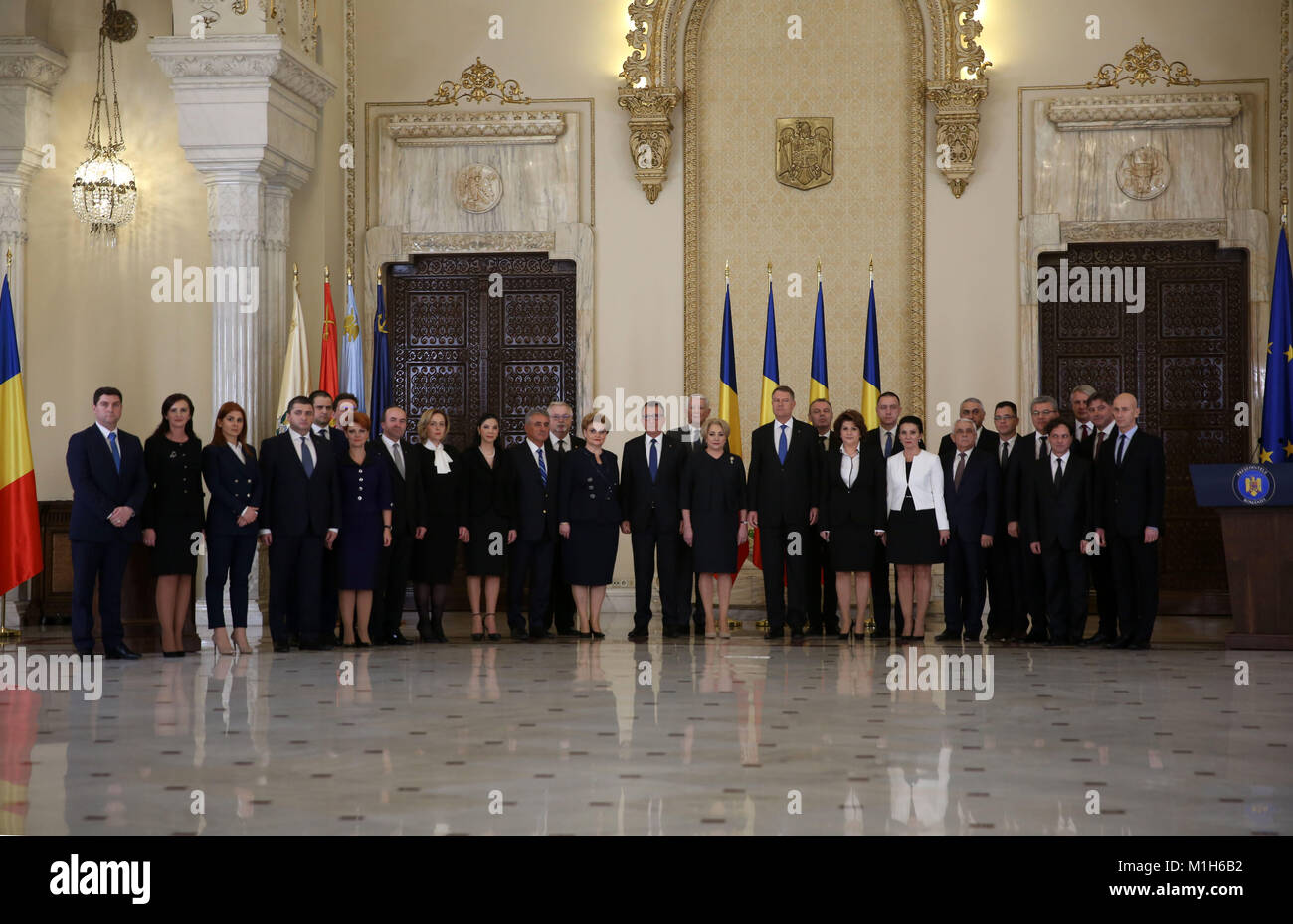Bucarest, Romania - 29 Gennaio 2018: Presidente rumeno Klaus Iohannis (C-R) pone per le foto con la Romania il nuovo Primo Ministro Viorica Dancila (C- Foto Stock