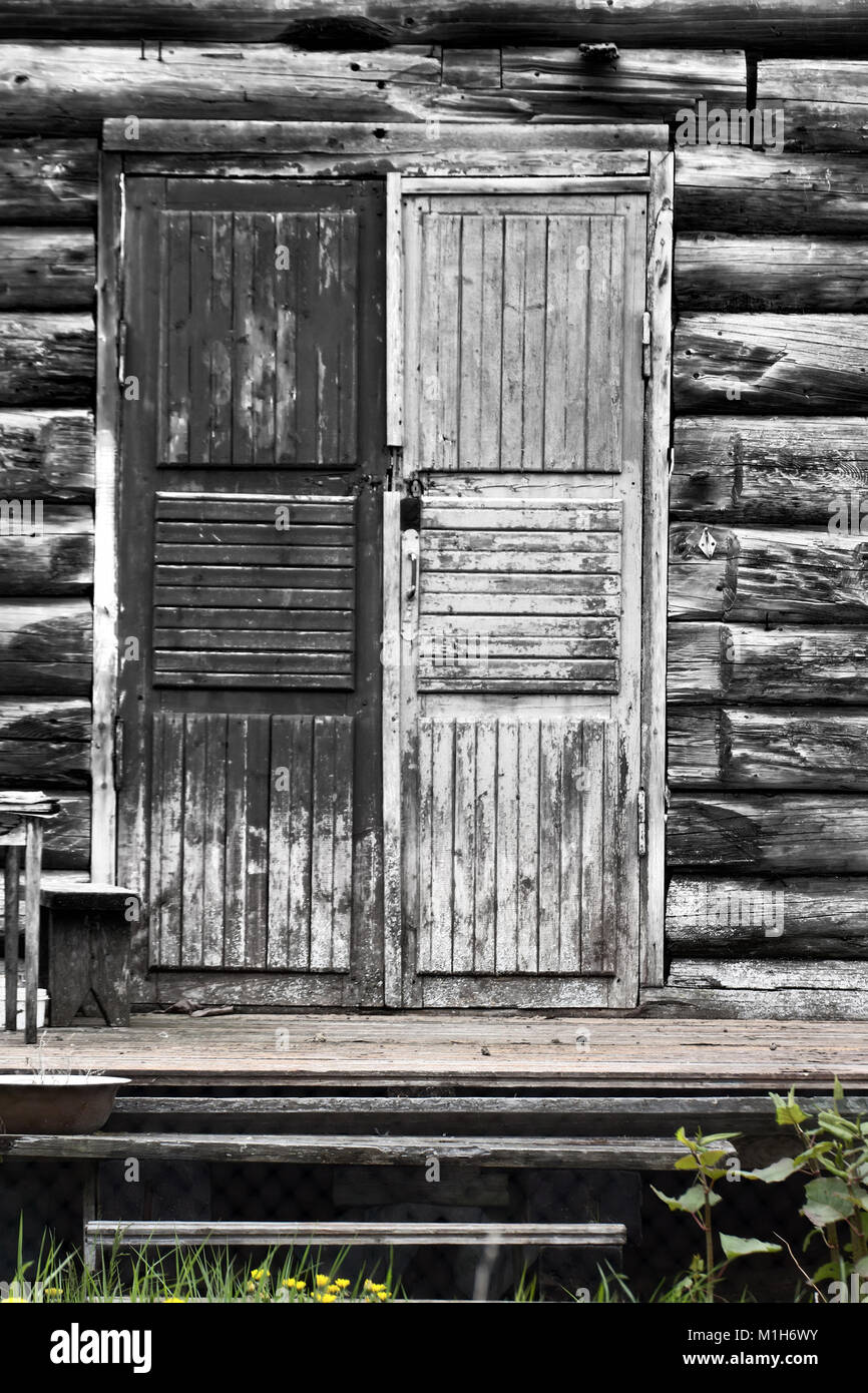 Casa in legno, portico, stoop. morente villaggio russo. Foto Stock