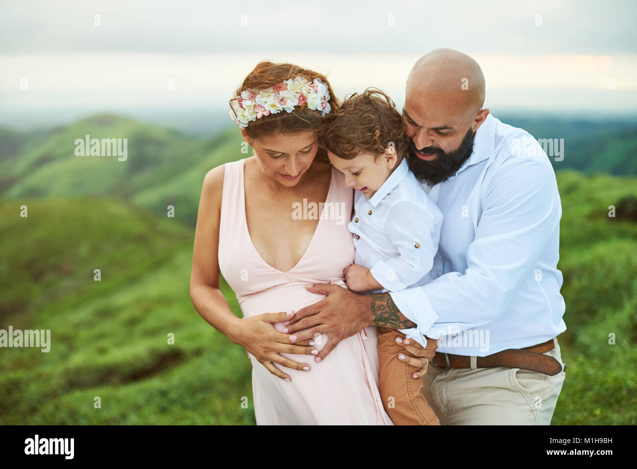Donna incinta con la famiglia mettere mano sulla pancia Foto Stock