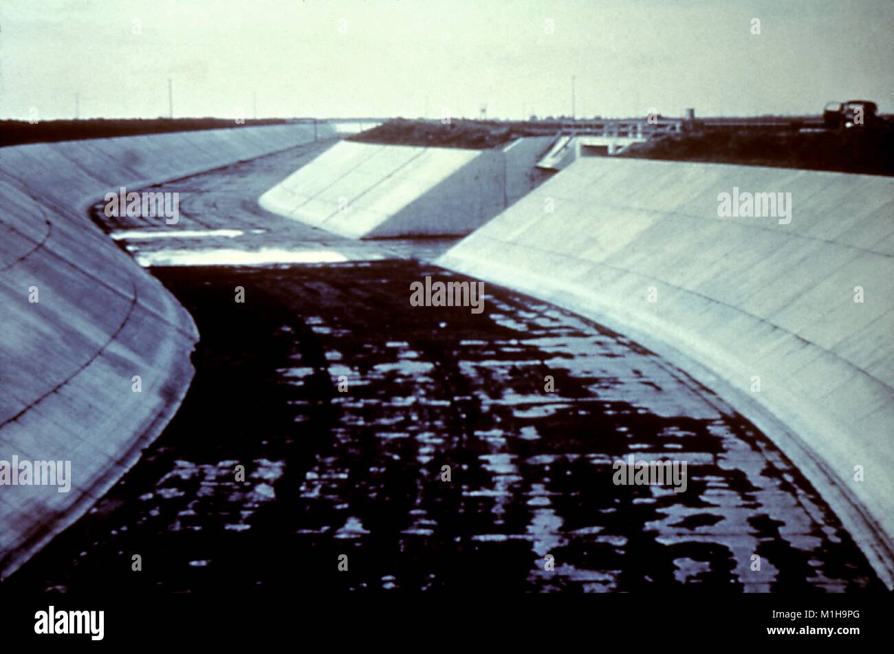 Fotografia di un vuoto che la curva del canale di irrigazione, potenziale terreno fertile per le zanzare durante la stagione delle piogge e un sito di interesse per la prevenzione del vettore di malattie, 1976. Immagine cortesia CDC/James Stewart. () Foto Stock