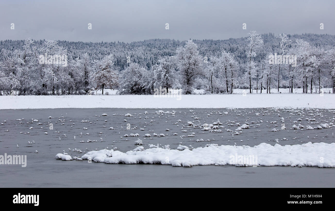 Sfondi Natalizi Innevati.Paesaggio Invernale Sfondo Per Carte Di Natale Desktop Con Alberi Innevati E Acqua Planina Slovenia Foto Stock Alamy