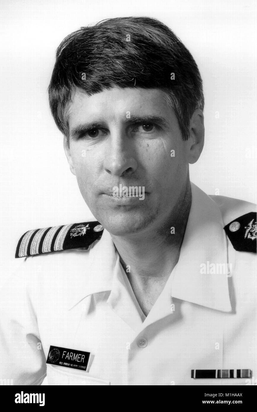 Colpo di Testa del Dottor Giovanni agricoltore, microbiologo e un servizio pubblico di sanità commissionato Corps Officer, che indossa una uniforme, 1956. Immagine cortesia CDC. () Foto Stock