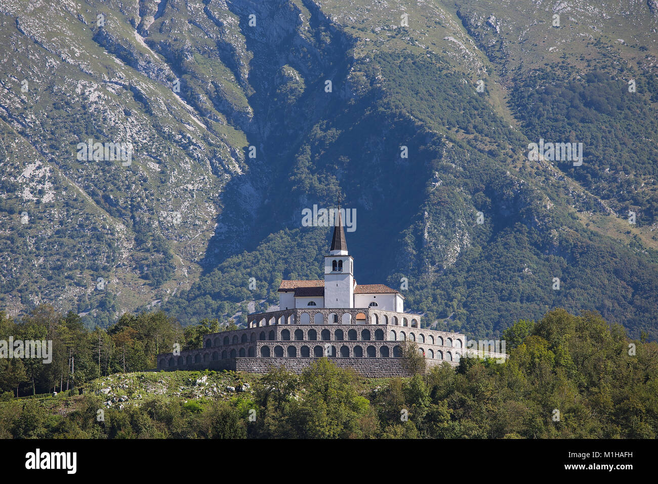 Un monumento di guerra mondiale 1 - Italiano ossario, Caporetto ossario italiano, Chiesa di San Anton in Kobarid, Slovenia Foto Stock