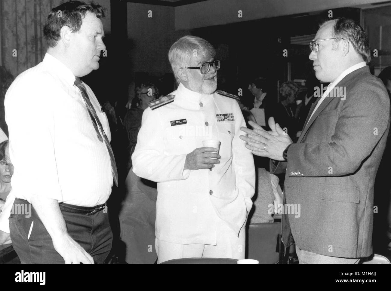 Fotografia di J. Donald Millar, M.D. D.T.P.H (centro), un pubblico ufficiale sanitario, ex direttore del NIOSH e una delle figure chiave di vaiolo di eradicazione, parlando di Burton Lincoln (destra) e Bill Griggs in maniera informale durante un evento di CDC, 1988. Immagine cortesia CDC. () Foto Stock