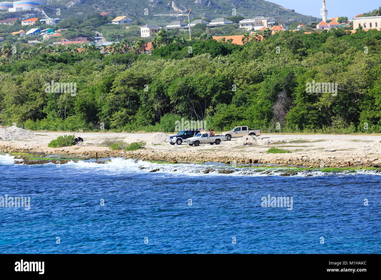 Camion e Curacao raccolta sulla spiaggia Foto Stock