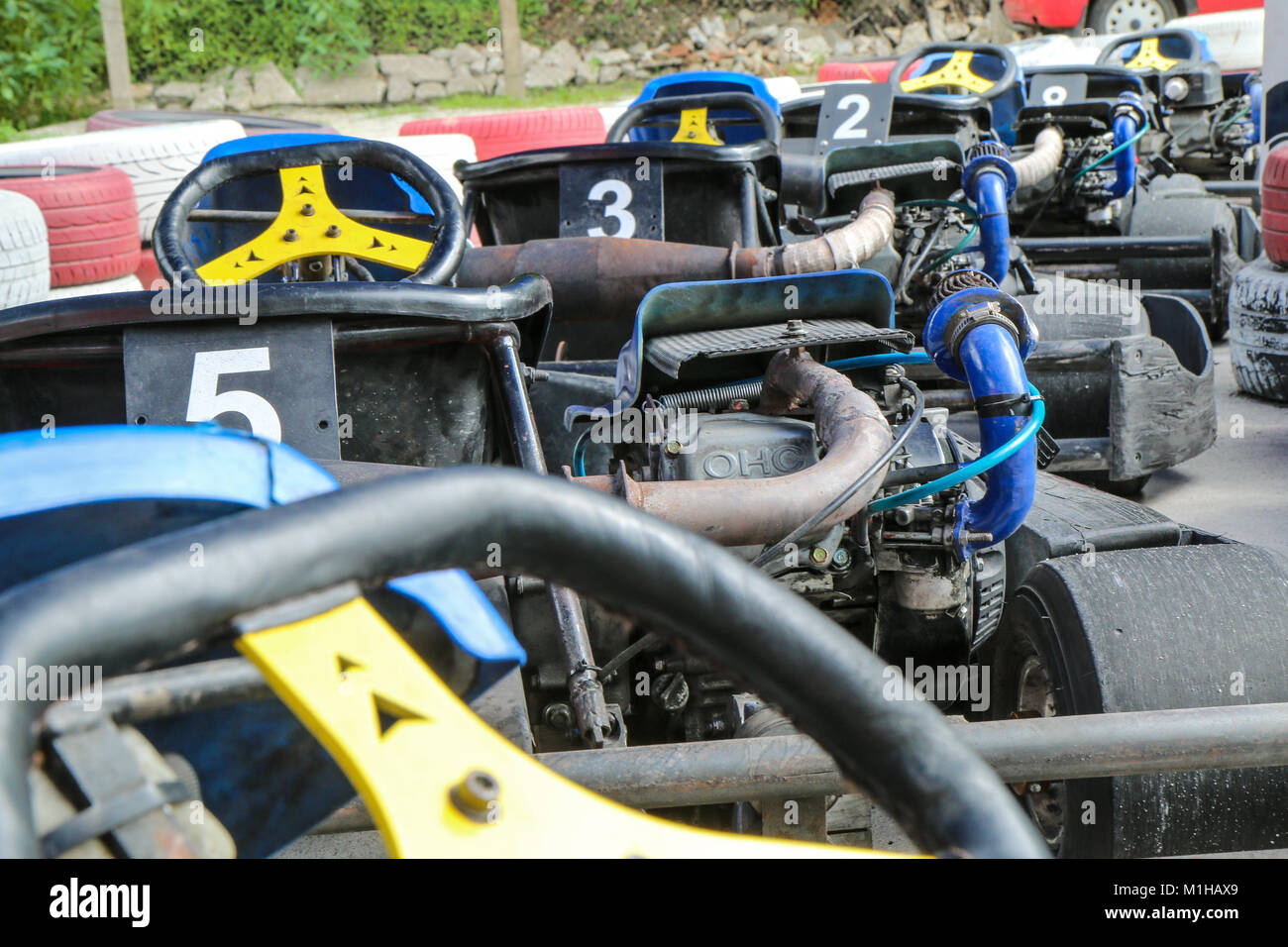 Una foto da go-kart and Race Track. Un dettaglio di un kart con gli altri in piedi in linea e in attesa per il driver. Foto Stock