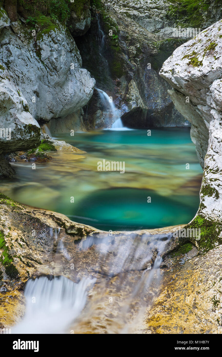 Piscina verde e Cascata del fiume Lepenca in acqua Sunik grove, Soca  valley, Bovec, Slovenia Foto stock - Alamy