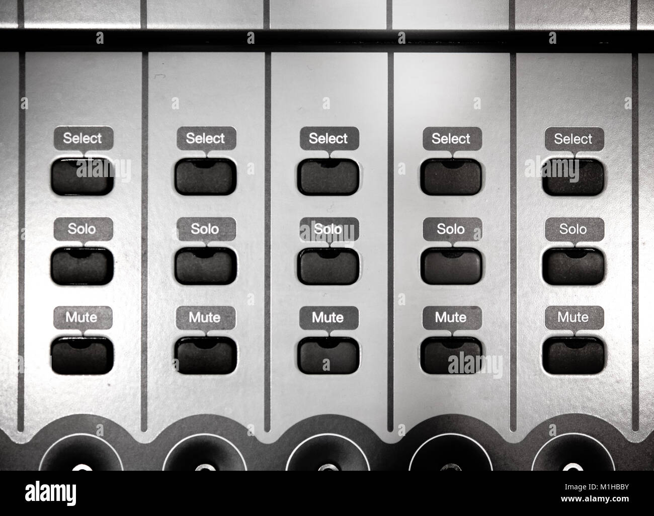 Macro close up di studio audio mixer mute solo e selezionare il pulsante controlla elevato angolo vista direttamente dalla parte superiore Foto Stock