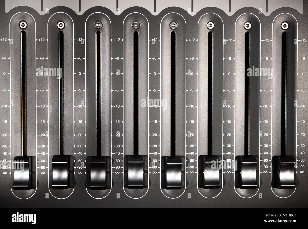 Macro close up di studio audio mixer volume cursori di livello elevato angolo vista direttamente dalla parte superiore Foto Stock