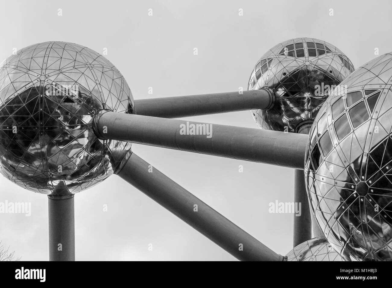 Una foto di uno dei principali luoghi di interesse di Bruxelles, l'Atomium. Il dettaglio delle sfere e la loro superficie. Foto Stock