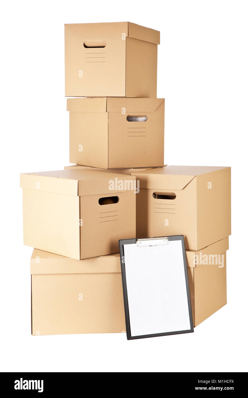 Scatole di cartone isolati su sfondo bianco Foto Stock