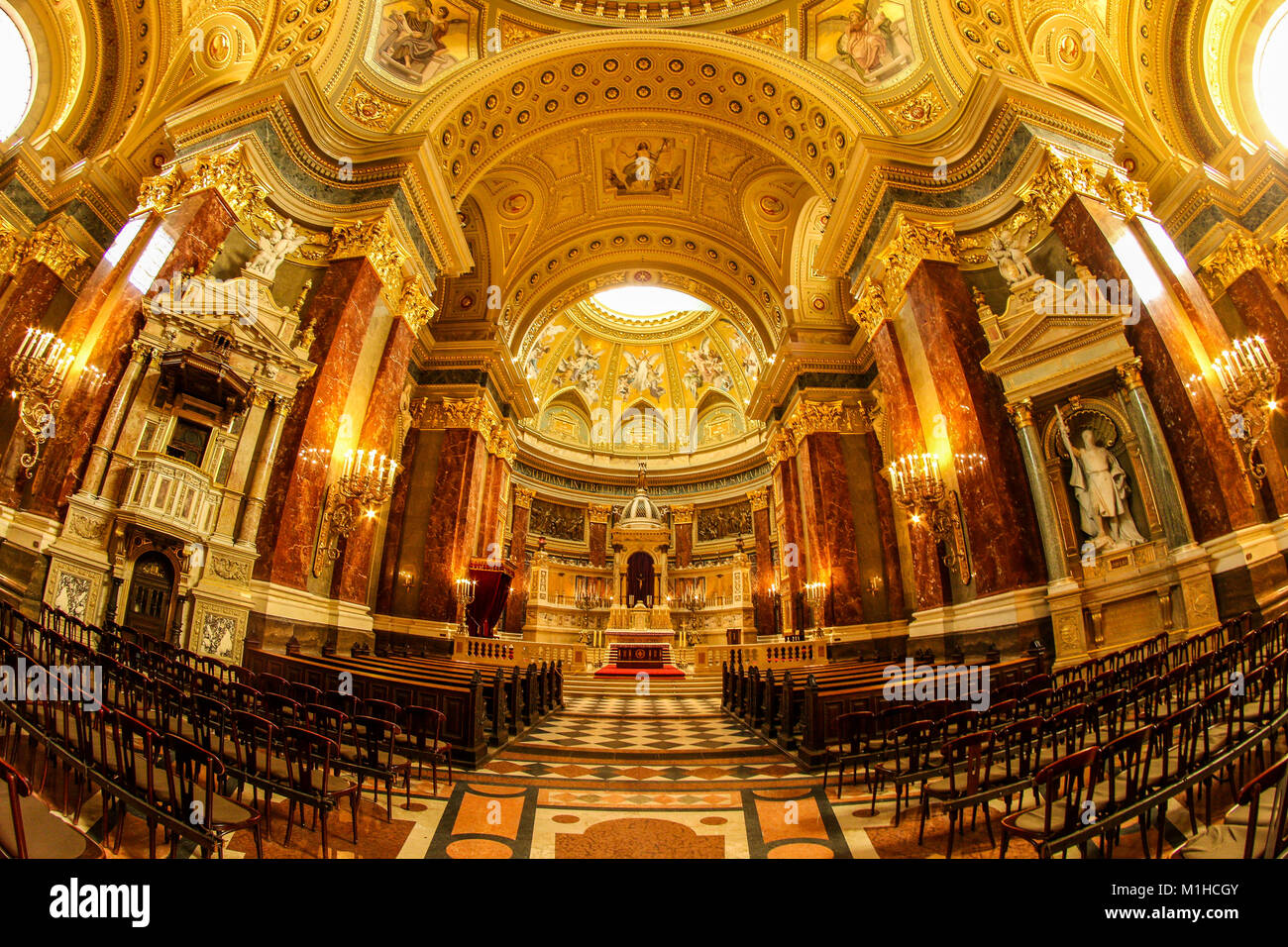 Interno della Basilica di Santo Stefano a Budapest. L'interno è decorato  con elementi d'oro Foto stock - Alamy