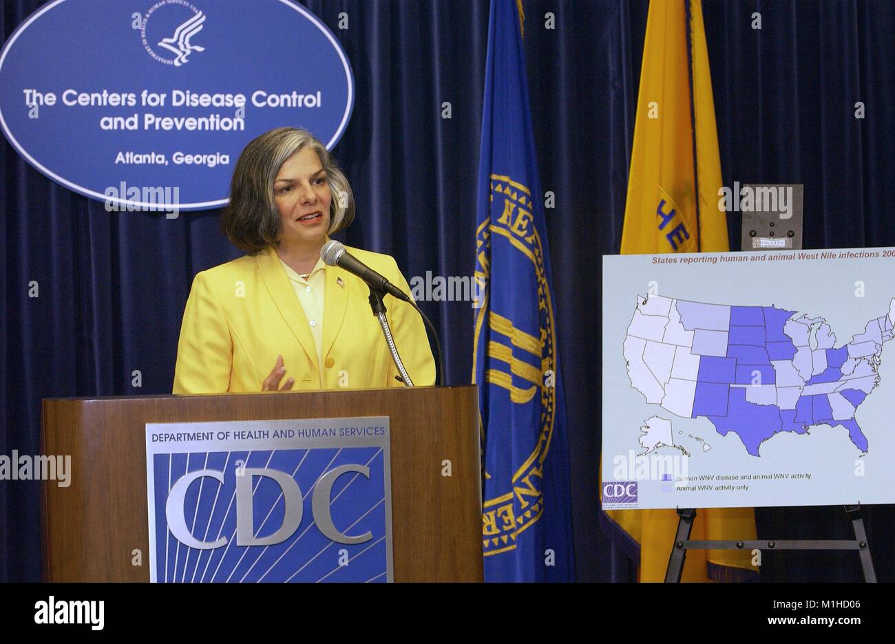 Fotografia di Julie Louise Gerberding, MD, ex direttore CDC, parlando a un CDC press briefing sulla crescente casi umani colpiti con il virus del Nilo occidentale, Agosto 2003. Immagine cortesia CDC. () Foto Stock