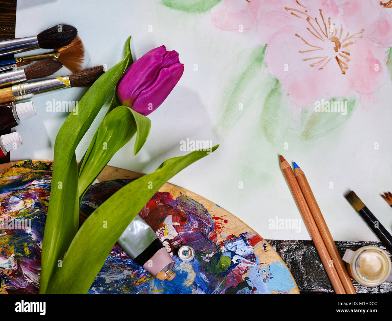 Autentica Pennelli Per Dipingere La Vita Ancora Sul Tavolo In Arte Scuola Di Classe Gruppo Di Pennello E La Tavolozza Dei Colori Su Un Tavolo Di Legno Fiore Come Simbolo Della Molla