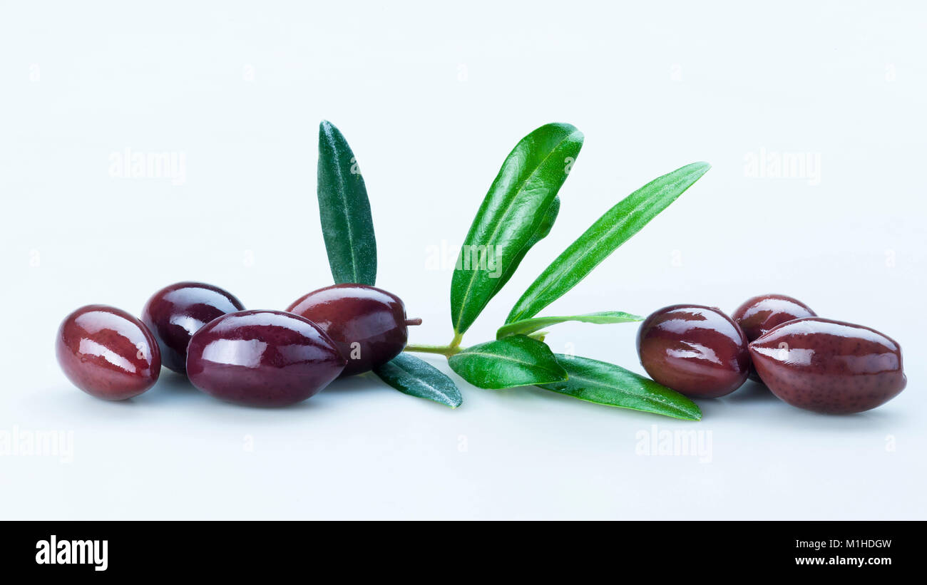 Olive nere con foglie verdi composizione isolata su sfondo bianco Foto Stock