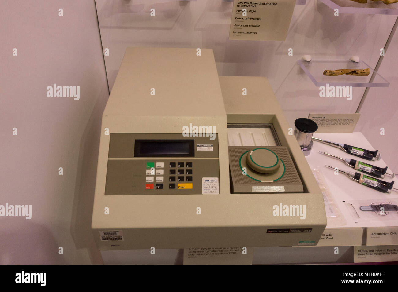 Gene AMP 9600 termociclatore utilizzato per analizzare il DNA in mostra al Museo Nazionale della Salute e della medicina, Silver Spring, MD, Stati Uniti d'America. Foto Stock