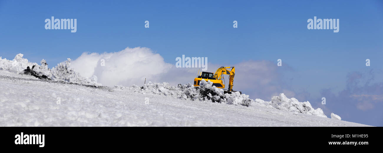 Bulldozer con pala rimuovere la neve. Il monte Etna, Sicilia. Foto Stock