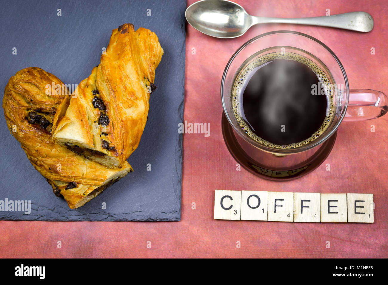 Concetto di caffè e alfabeto lettere in legno con lettere che compongono la parola : Caffè Foto Stock