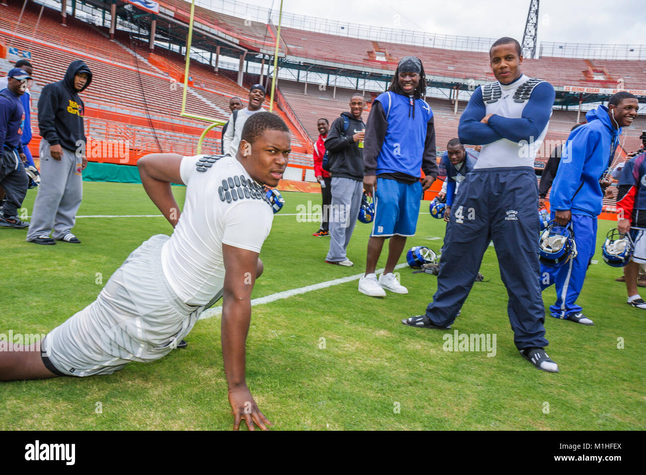 Miami Florida,Orange Bowl,All American offe Defense Bowl,High School football players,pratica,prove,clown around,Black Blacks African African African African Foto Stock