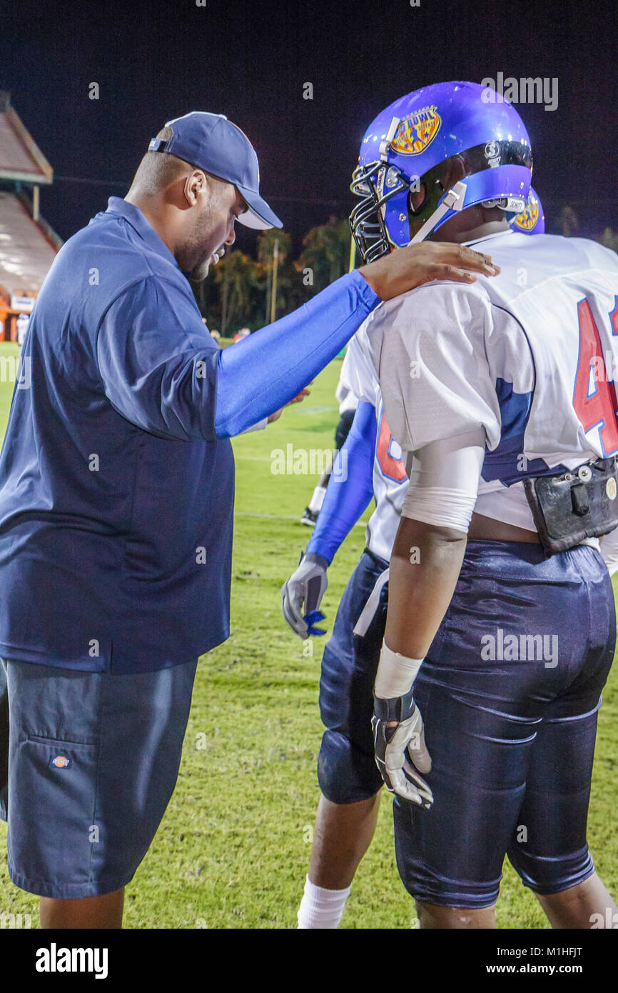 Miami Florida, Orange Bowl, All American offesa difesa Bowl, giocatori di calcio delle scuole superiori, pre-partita riscaldamento, Black Blacks African Africans etnico minorit Foto Stock