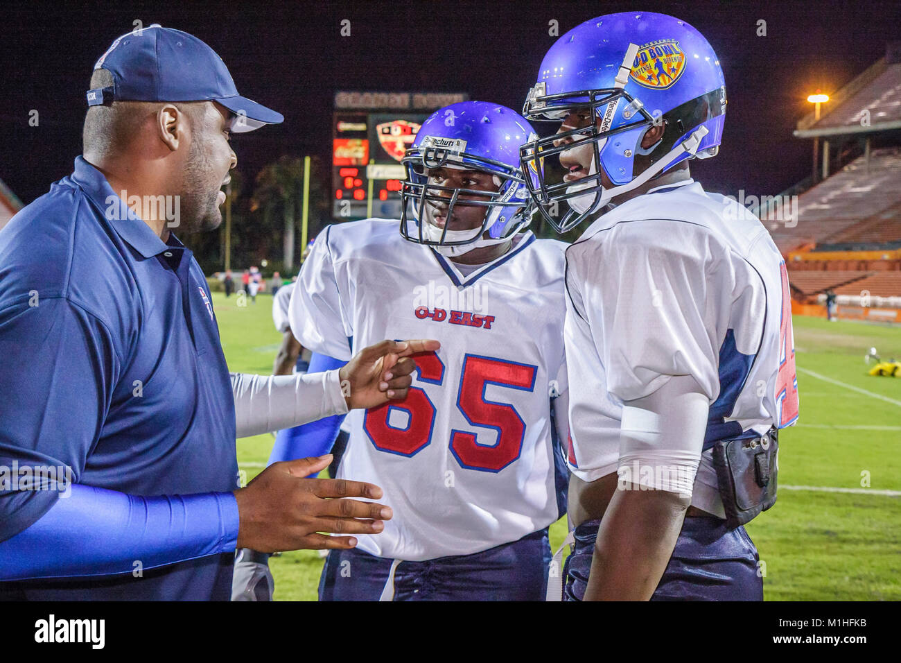 Miami Florida, Orange Bowl, All American offesa difesa Bowl, giocatori di calcio delle scuole superiori, pre-partita riscaldamento, Black Blacks African Africans etnico minorit Foto Stock