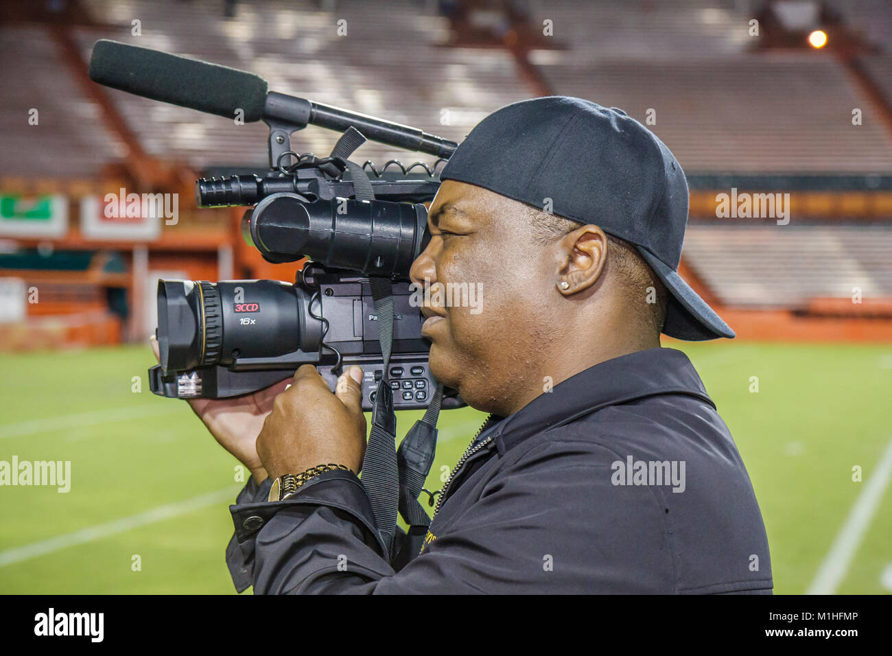 Miami Florida,Orange Bowl,All American offe Defense Bowl,High School football game,Black man men maschio,cameraman,video cam,registratore,FL080109023 Foto Stock