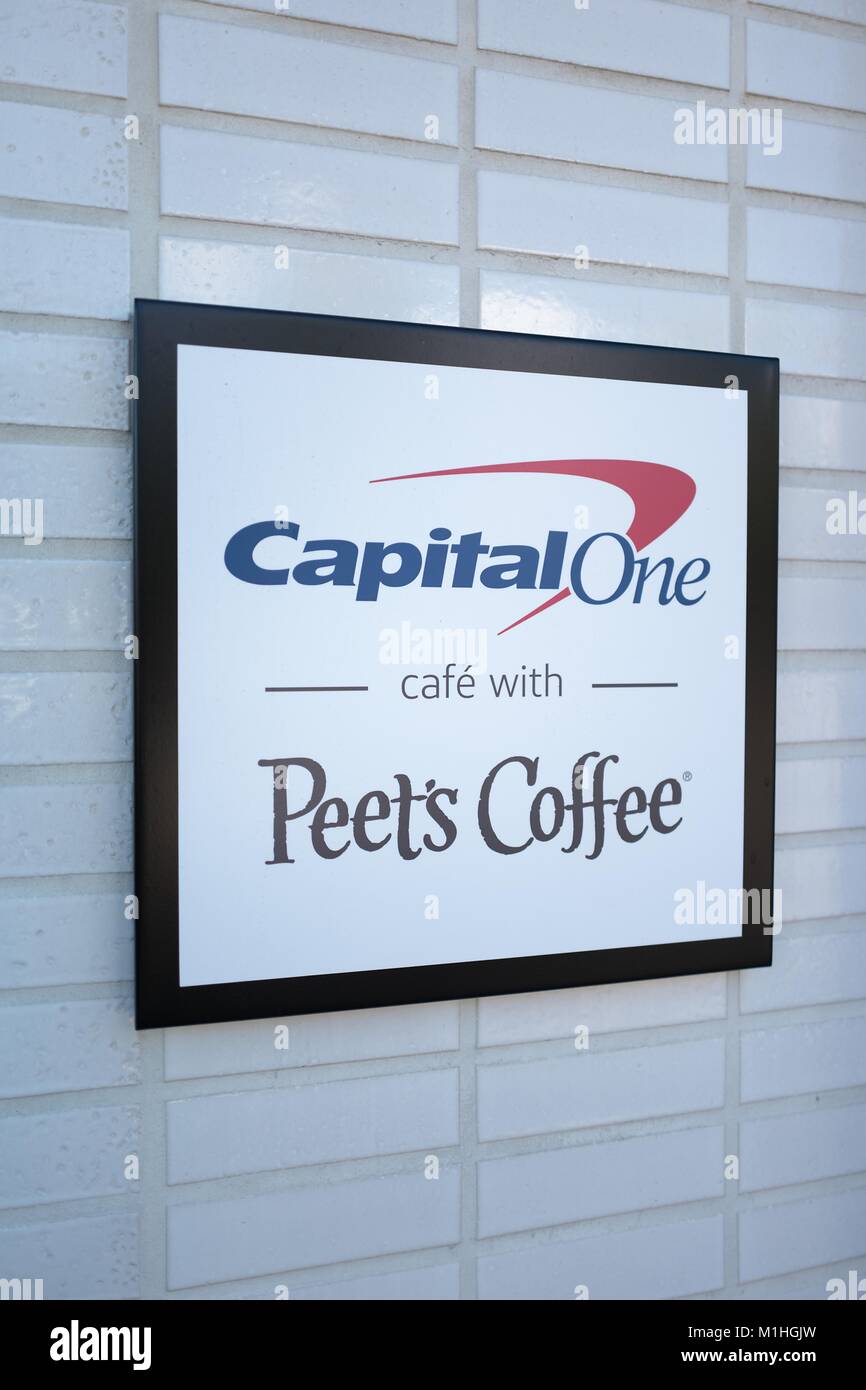 Segno pubblicità collaborazione tra CapitalOne bank e Peets caffè presso la caffetteria CapitalOne, un combinato di cafe e il banking Center in downtown Walnut Creek, California, 17 novembre 2017. () Foto Stock