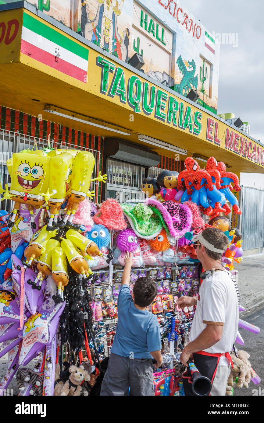 Miami Florida,Little Havana,Calle Ocho,Tres Reyes Magos,Three 3 Kings Day,Magi,celebrazione religiosa ispanica,giocattolo,venditori bancarelle stand stand ma Foto Stock