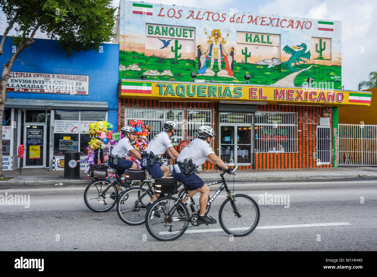 Miami Florida,Little Havana,Calle Ocho,bicicletta,bicicletta,equitazione,ciclismo,ciclista,pattuglia della polizia della bicicletta,forze dell'ordine,FL080113030 Foto Stock