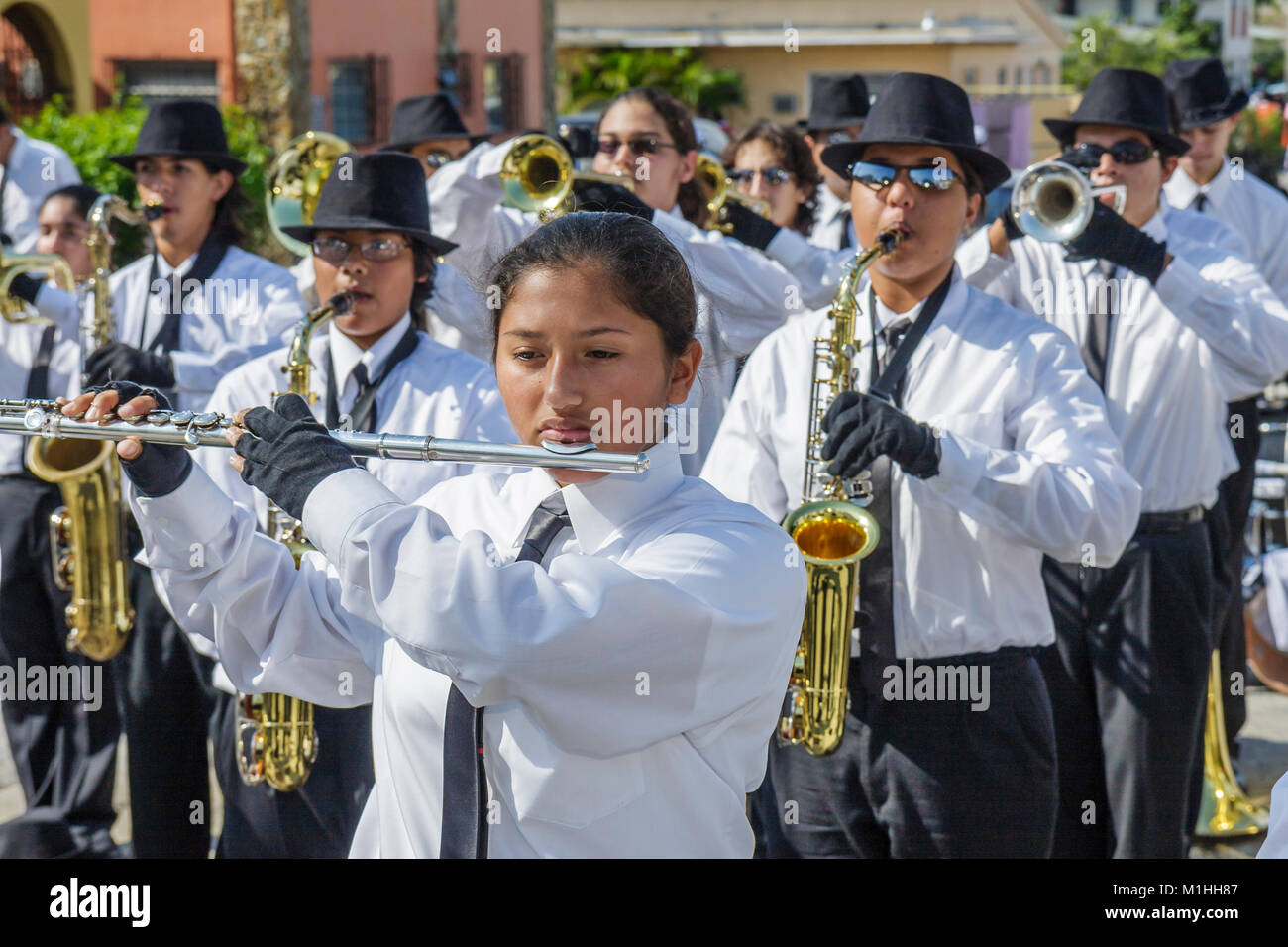 Miami Florida,Little Havana,Calle Ocho,Tres Reyes Magos,Three 3 Kings Day,Magi,celebrazione religiosa ispanica,sfilata,musicista,suonare,strumento,marzo Foto Stock