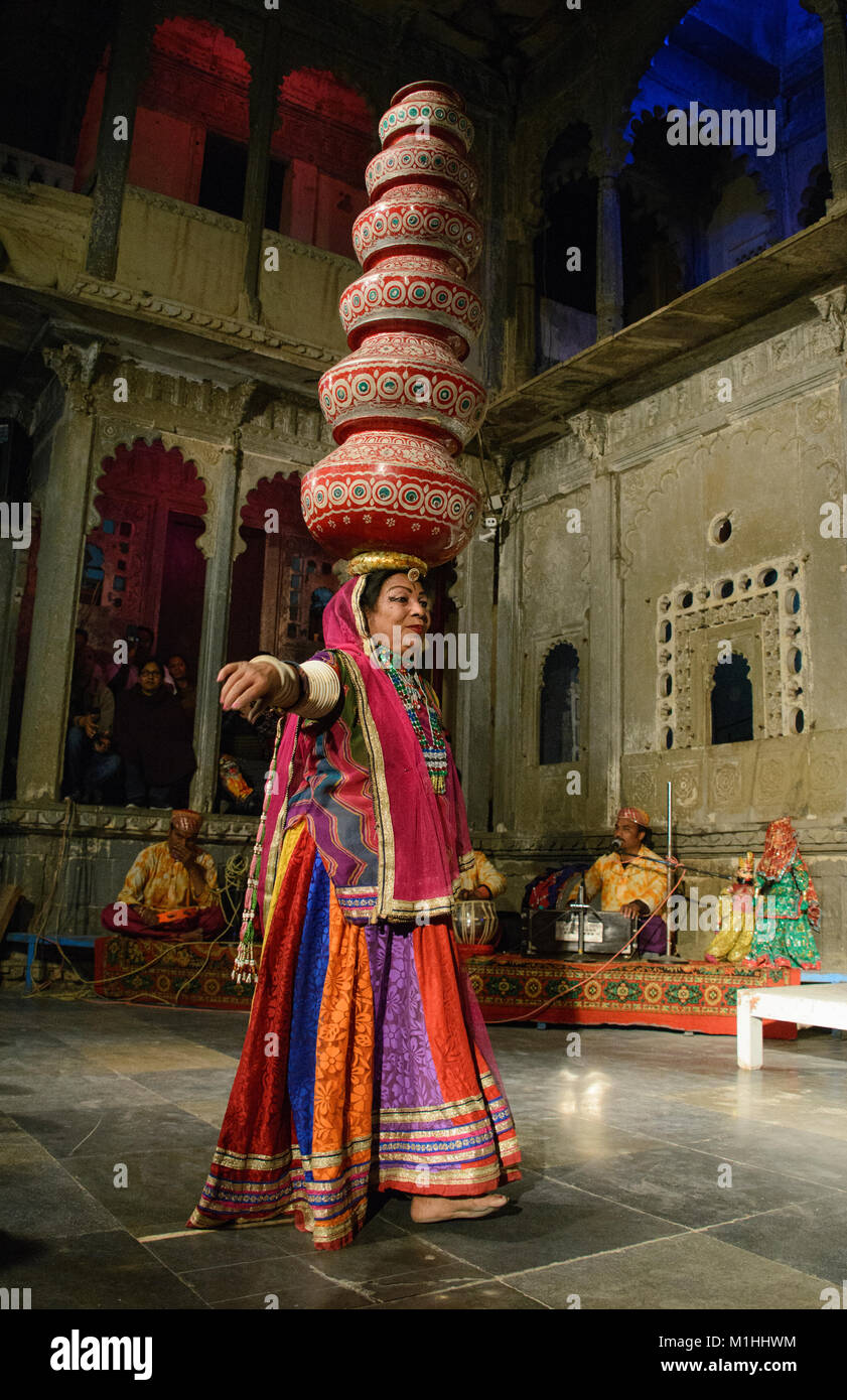 La famosa danza Bhavai, celebrando la donna gli sforzi per portare acqua nel deserto, Udaipur, Rajasthan, India Foto Stock