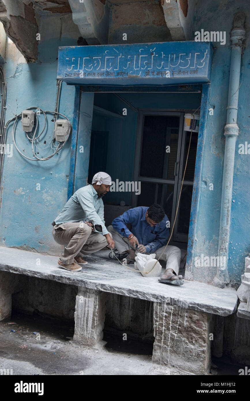 Lavoratori che fanno statue in marmo, Jaipur, India Foto Stock