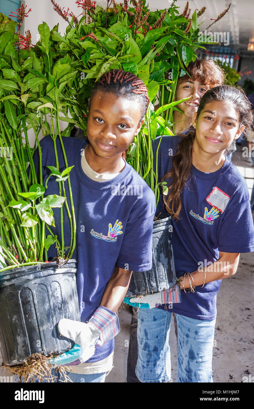 Miami Florida,Allapattah Middle School,campus,Hands on HANDSON Miami,volontari volontari volontari volontari volontari lavoratori del lavoro,lavorando insieme al suo servizio Foto Stock