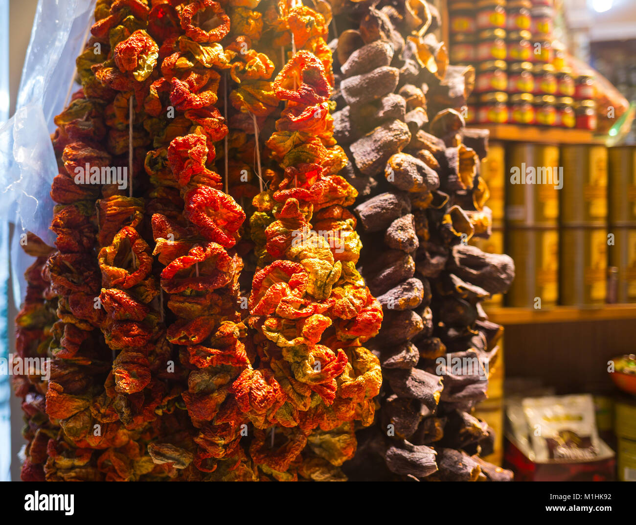 Lampadine colorate appese al Grand Bazaar di Istanbul, in Turchia. Foto Stock