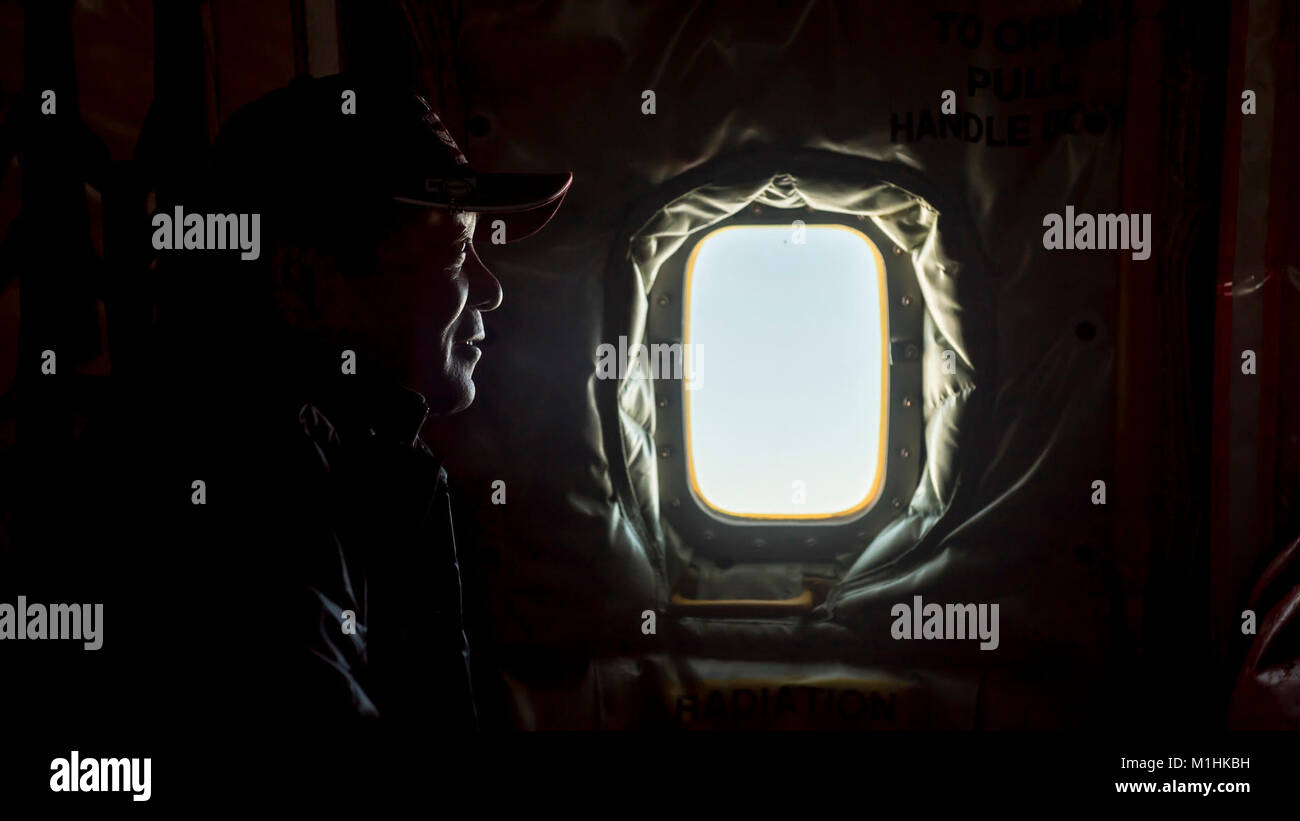 Toshiyuki Miyazato, Presidente Okinawa Camera di Commercio e Industria, partecipa a un comandante onorario orientamento volare a bordo di un 909th Air Refuelling Squadron KC-135 Stratotanker gen. 11, 2018. Il volo enhanced leader civili' comprensione di Kadena's operazioni con esperienza di prima mano di air-air refuelling e incontro con 909th ARS leader. (U.S. Air Force Foto Stock