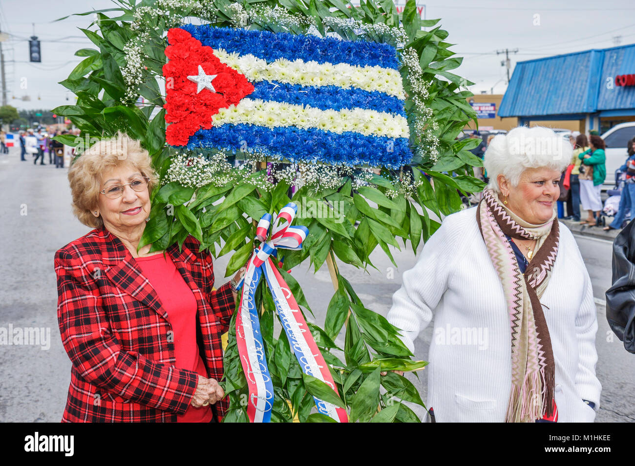 Florida,Hialeah,Parade Jose Marti,honoring Cuban poet,participant,ispanic Latino etic immigranti minority,women,flag,Visitors trave Foto Stock