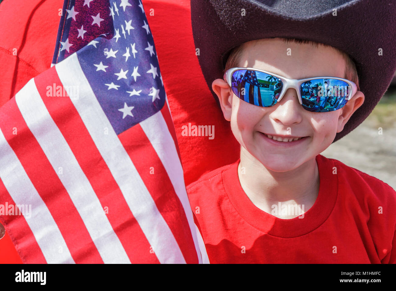 Miami Florida,Homestead,Rodeo Parade,partecipante,tradizione comunitaria,ragazzo ragazzi maschio bambini bandiera,rosso,bianco,blu,occhiali da sole,dimmle,patriottismo,FL0 Foto Stock