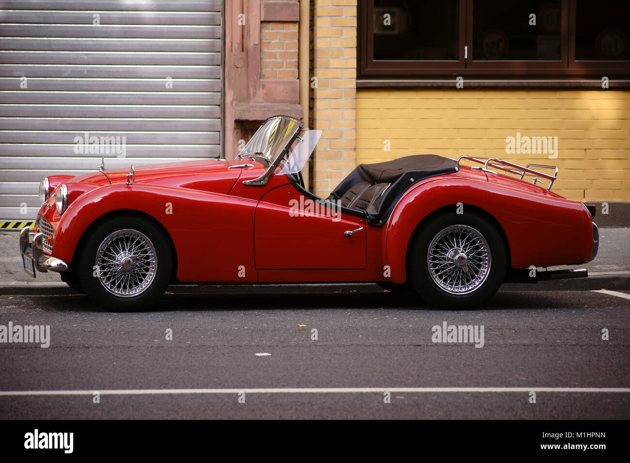 Mainz, Germania - 21 agosto 2017: la vista laterale di un rosso MGA Roadster sports car e auto classica il 21 agosto 2017 a Mainz. Foto Stock