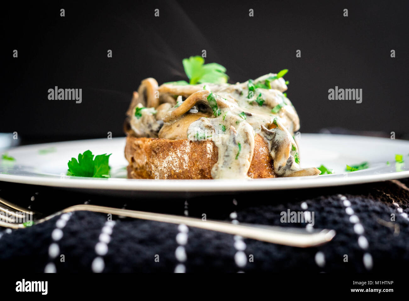 Una sana cremosa di funghi su toast. utilizzando crème fraiche al posto della panna come una alternativa sana Foto Stock