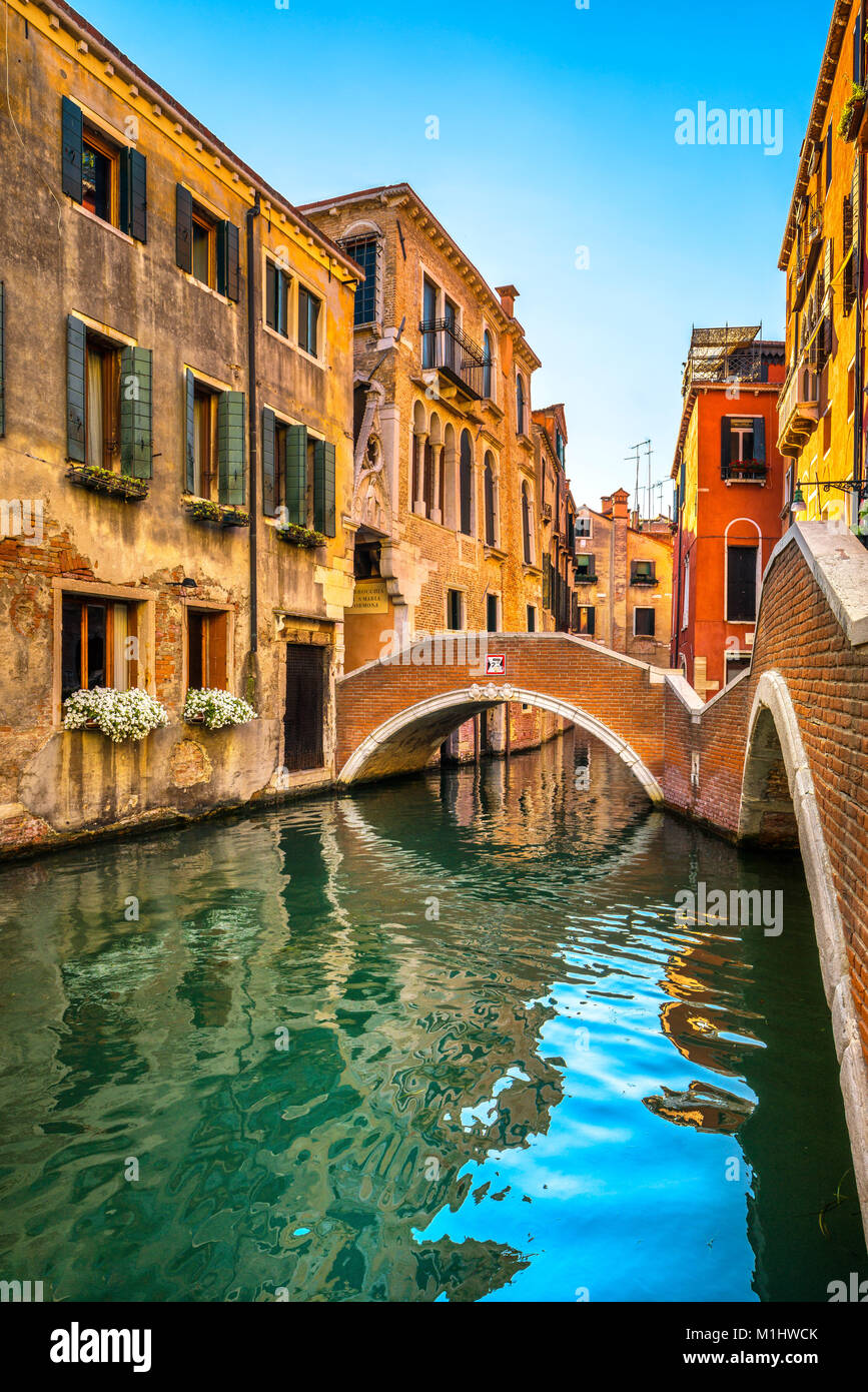 Venezia cityscape, acqua canal, bridge e edifici tradizionali. L'Italia, l'Europa. Foto Stock