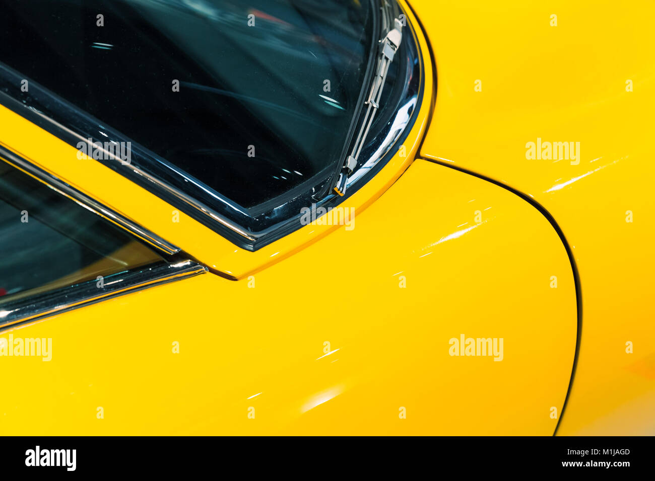 Parti del corpo di lusso giallo vintage roadster, car design italiano Foto Stock